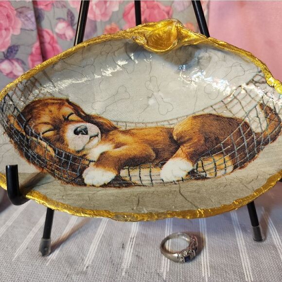 DECOUPAGE CLAM SHELL DECOUPAGE SLEEPING PUPPY ON A CLAM SHELL TRINKET DISH - Picture 1 of 10
